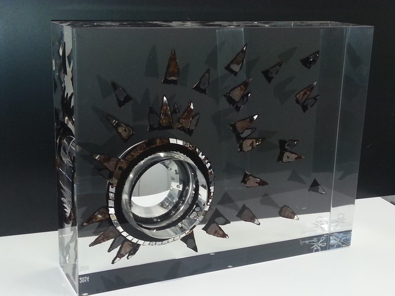 Bloc en plastique transparent massif avec pièces mécaniques en inclusion