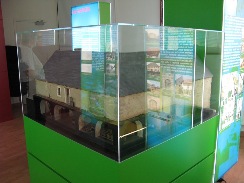 Maquette présentée sous un capot transparent