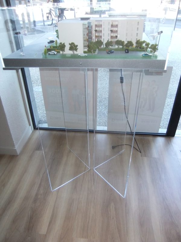 Maquette d'architecture protégée par un capot sur piétement transparent