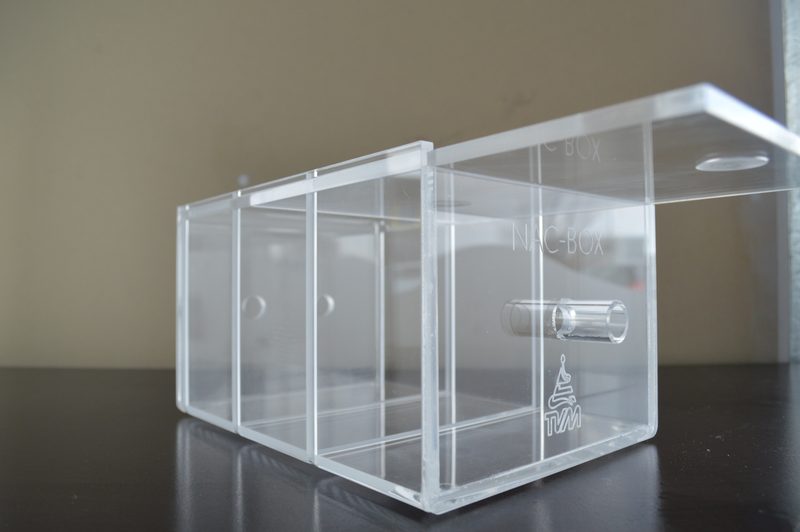 Capot de protection en plastique transparent avec charnière