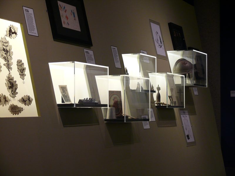 Capots muraux transparents présentant des objets