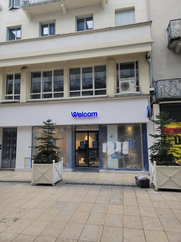 Enseigne de commerce en rez-de-chaussée d'immeuble