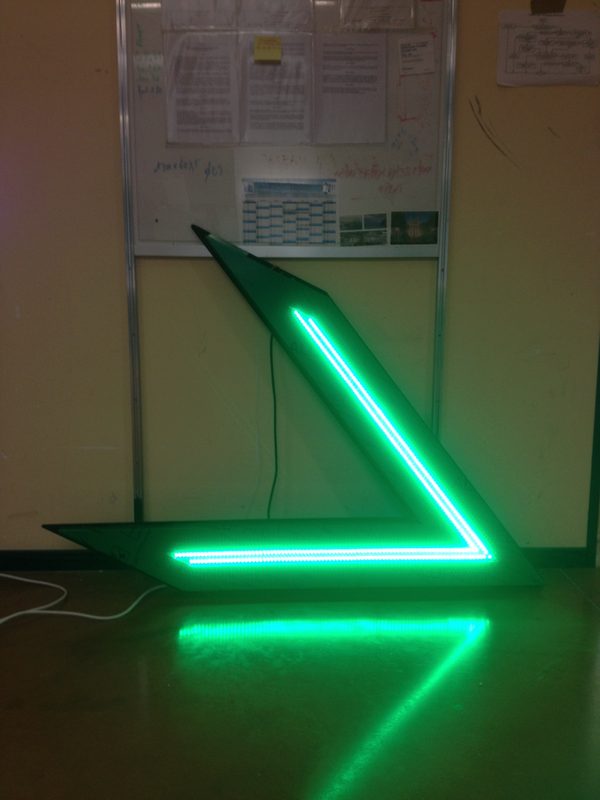 Flèche lumineuse à LED verte fabriquée à l'atelier