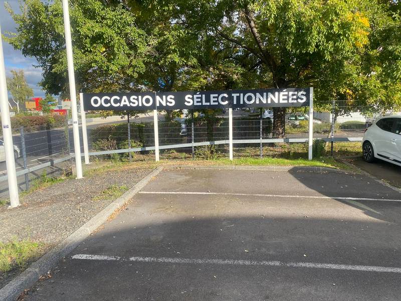 Lettres découpées sur structure pour une concession automobile
