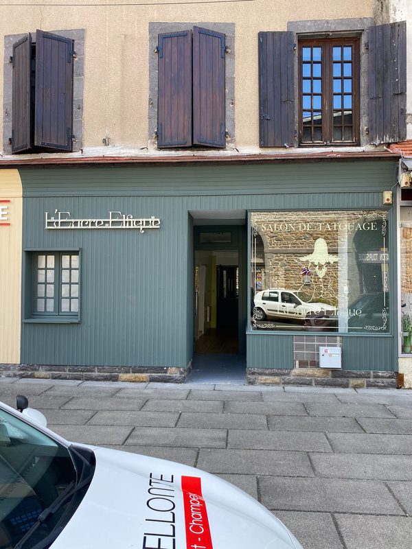 Lettres découpées posées sur la façade d'une boutique