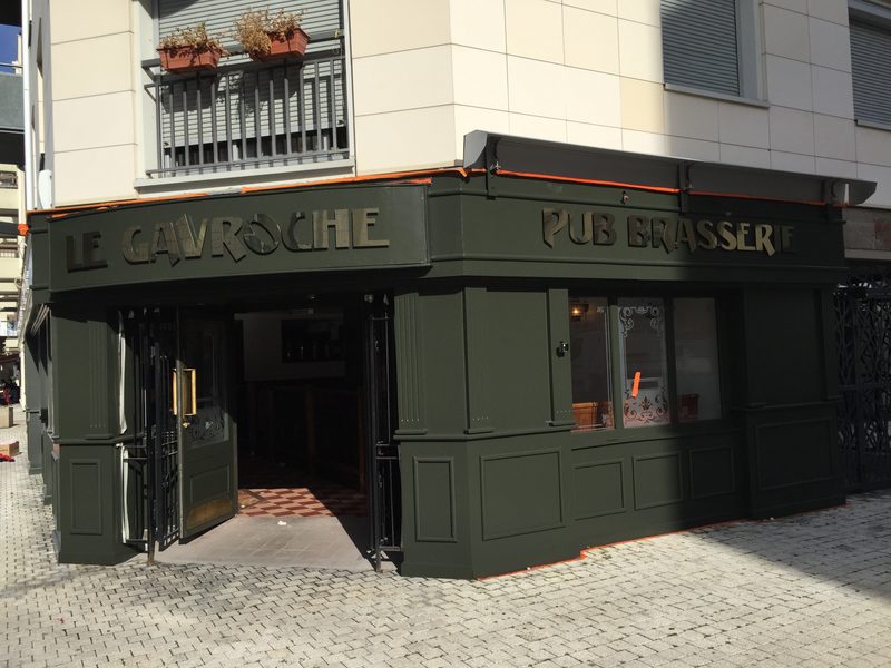 Lettres dorées en relief sur la façade d'une brasserie