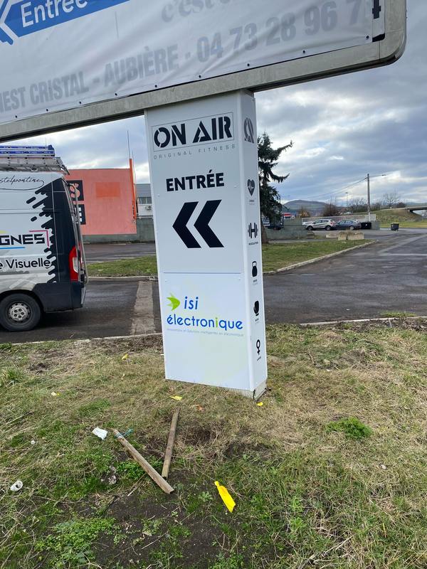 Panneau directionnel d'entrée sur mât