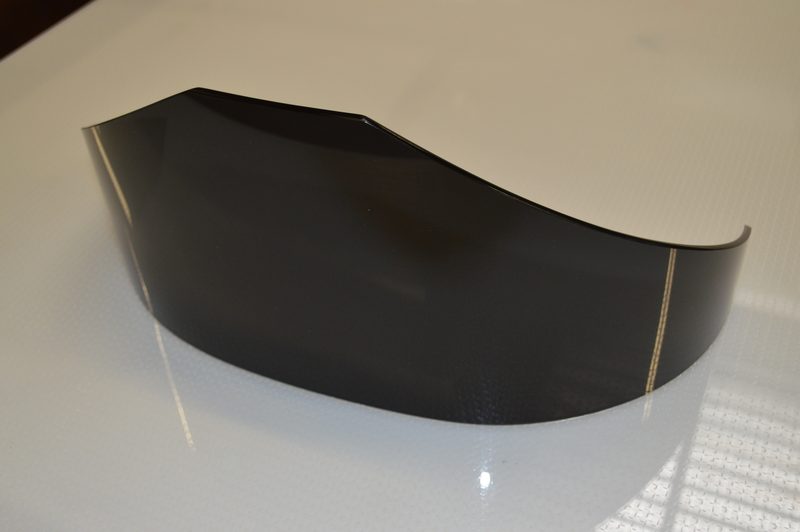 Pièce en plastique noir cintrée et façonnée