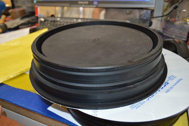 Série de pièces rondes usinées dans un plastique technique noir