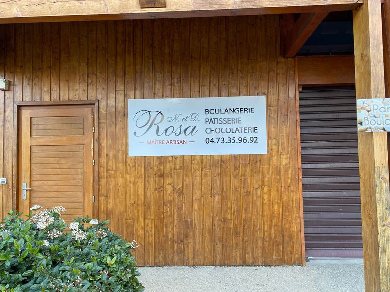 Plaque d'enseigne sur la façade bois d'une boulangerie