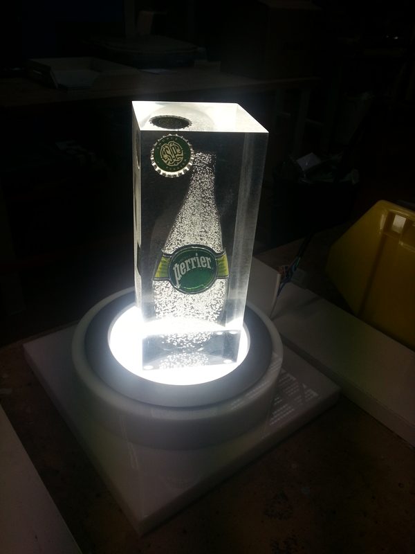 Présentoir lumineux en plastique transparent