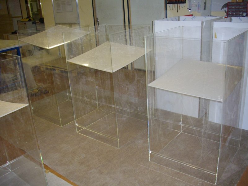 Socles et vitrines en plastique transparent en fin de fabrication à l'atelier