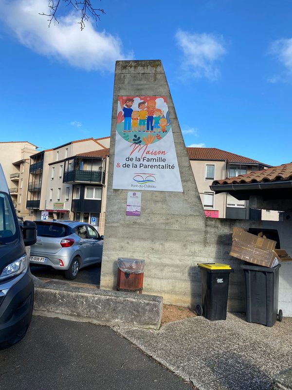 Totem signalétique d'un équipement public