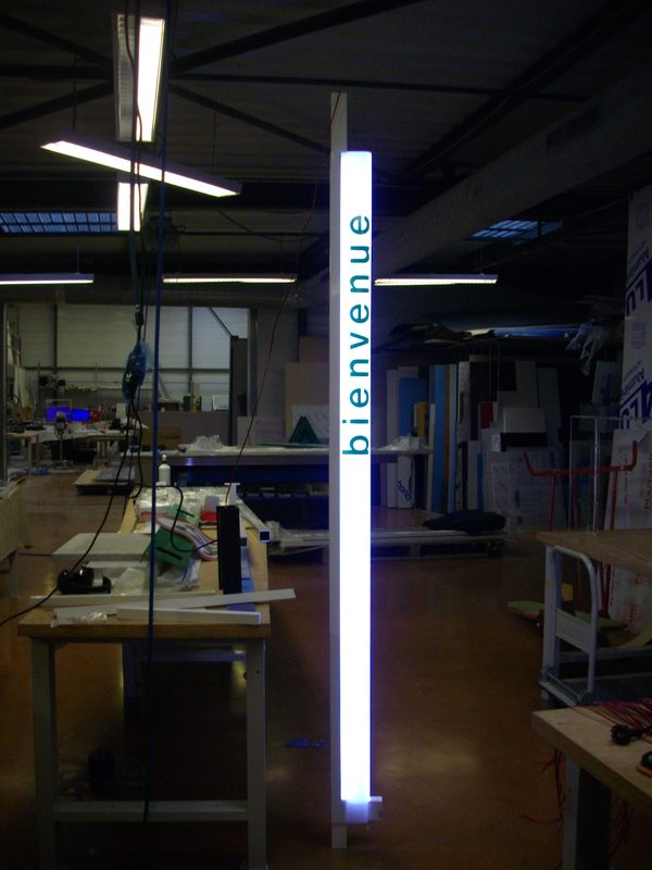 Totem lumineux en cours de finition à l'atelier