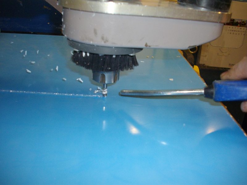Fraise d'usinage en train de travailler une plaque de plastique