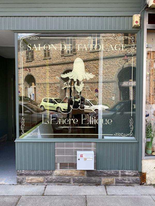 Vitrine de boutique avec enseigne en lettres découpées