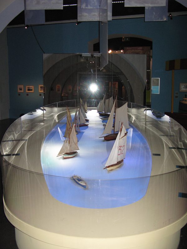 Vitrine éclairée présentant des objets de collection