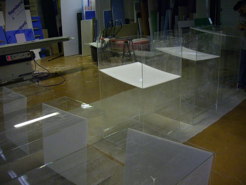 Grande vitrine transparente en fin de fabrication à l'atelier