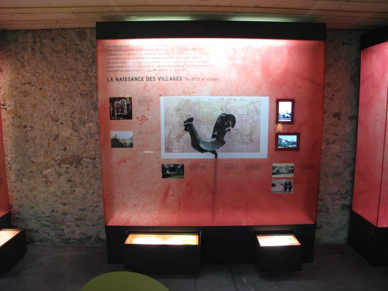 Vitrine murale éclairée dans une salle d'exposition