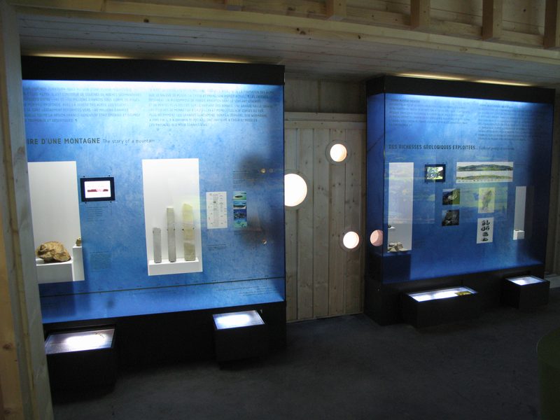 Salle d'exposition équipée de vitrines et de protections sur mesure