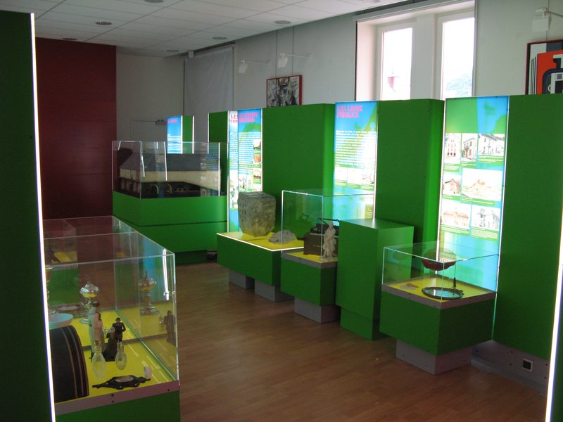 Salle d'exposition équipée de vitrines et de socles